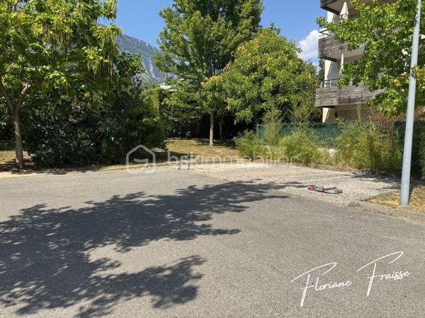 Situé dans un environnement calme et recherché de Meylan, Chemin des Sources, ce magnifique T4 de 84 m², saura vous séduire dès la première visite.

Dès l'entrée, vous découvrez une belle pièce de vie de 27 m², baignée de lumière, avec sa cuisine neuve et équipée (four, plaque de cuisson, hotte). Double exposition Sud/Ouest, avec une terrasse de 10m² et une loggia attenante qui complète ce bien en offrant un rangement supplémentaire très appréciable.

L'espace nuit, parfaitement séparé, comprend trois chambres, une salle de bains, des toilettes indépendantes ainsi qu'un espace de rangement, offrant un confort optimal pour toute la famille.

Construite en 2009, la résidence est équipée d'un ascenseur et bénéficie d'un environnement verdoyant à proximité immédiate des écoles, des commerces, des transports en commun et des principaux axes routiers.

- Les points forts qui font la différence :

✔️ Grande pièce de vie lumineuse 
✔️ Cuisine neuve équipée
✔️ Double exposition Sud / Ouest 
✔️ Terrasse de 10m² et Loggia 
✔️ 3 chambres idéales pour une famille ou le télétravail
✔️ Nombreux rangements
✔️ Résidence récente avec ascenseur
✔️ Place de parking privative incluse
✔️ Chauffage et eau chaude compris dans les charges

En complément, vous pourrez acquérir un grand garage fermé de 30,20m² en sous-sol pour 20 000 €, un véritable atout pour stationner, bricoler ou bénéficier d'un important espace de stockage.
