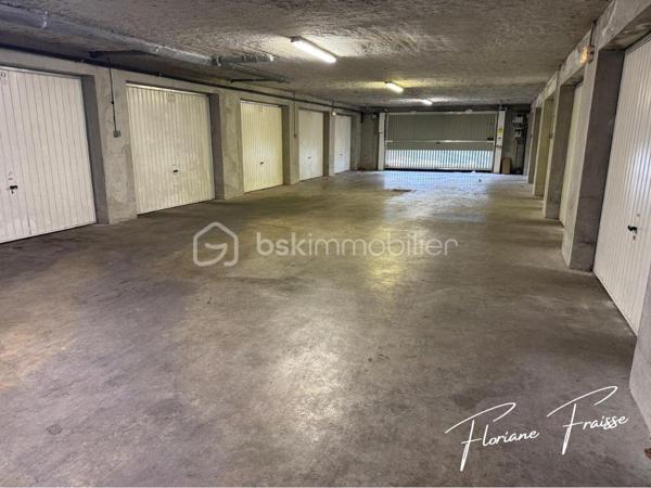 Situé dans un environnement calme et recherché de Meylan, Chemin des Sources, ce magnifique T4 de 84 m², saura vous séduire dès la première visite.

Dès l'entrée, vous découvrez une belle pièce de vie de 27 m², baignée de lumière, avec sa cuisine neuve et équipée (four, plaque de cuisson, hotte). Double exposition Sud/Ouest, avec une terrasse de 10m² et une loggia attenante qui complète ce bien en offrant un rangement supplémentaire très appréciable.

L'espace nuit, parfaitement séparé, comprend trois chambres, une salle de bains, des toilettes indépendantes ainsi qu'un espace de rangement, offrant un confort optimal pour toute la famille.

Construite en 2009, la résidence est équipée d'un ascenseur et bénéficie d'un environnement verdoyant à proximité immédiate des écoles, des commerces, des transports en commun et des principaux axes routiers.

- Les points forts qui font la différence :

✔️ Grande pièce de vie lumineuse 
✔️ Cuisine neuve équipée
✔️ Double exposition Sud / Ouest 
✔️ Terrasse de 10m² et Loggia 
✔️ 3 chambres idéales pour une famille ou le télétravail
✔️ Nombreux rangements
✔️ Résidence récente avec ascenseur
✔️ Place de parking privative incluse
✔️ Chauffage et eau chaude compris dans les charges

En complément, vous pourrez acquérir un grand garage fermé de 30,20m² en sous-sol pour 20 000 €, un véritable atout pour stationner, bricoler ou bénéficier d'un important espace de stockage.