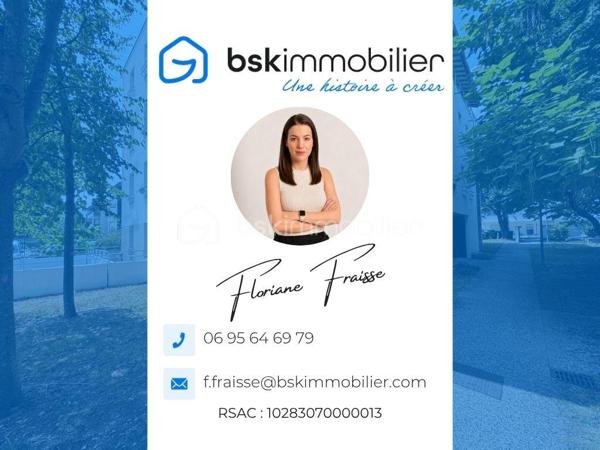 Situé dans un environnement calme et recherché de Meylan, Chemin des Sources, ce magnifique T4 de 84 m², saura vous séduire dès la première visite.

Dès l'entrée, vous découvrez une belle pièce de vie de 27 m², baignée de lumière, avec sa cuisine neuve et équipée (four, plaque de cuisson, hotte). Double exposition Sud/Ouest, avec une terrasse de 10m² et une loggia attenante qui complète ce bien en offrant un rangement supplémentaire très appréciable.

L'espace nuit, parfaitement séparé, comprend trois chambres, une salle de bains, des toilettes indépendantes ainsi qu'un espace de rangement, offrant un confort optimal pour toute la famille.

Construite en 2009, la résidence est équipée d'un ascenseur et bénéficie d'un environnement verdoyant à proximité immédiate des écoles, des commerces, des transports en commun et des principaux axes routiers.

- Les points forts qui font la différence :

✔️ Grande pièce de vie lumineuse 
✔️ Cuisine neuve équipée
✔️ Double exposition Sud / Ouest 
✔️ Terrasse de 10m² et Loggia 
✔️ 3 chambres idéales pour une famille ou le télétravail
✔️ Nombreux rangements
✔️ Résidence récente avec ascenseur
✔️ Place de parking privative incluse
✔️ Chauffage et eau chaude compris dans les charges

En complément, vous pourrez acquérir un grand garage fermé de 30,20m² en sous-sol pour 20 000 €, un véritable atout pour stationner, bricoler ou bénéficier d'un important espace de stockage.