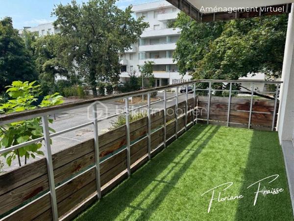 Situé dans un environnement calme et recherché de Meylan, Chemin des Sources, ce magnifique T4 de 84 m², saura vous séduire dès la première visite.

Dès l'entrée, vous découvrez une belle pièce de vie de 27 m², baignée de lumière, avec sa cuisine neuve et équipée (four, plaque de cuisson, hotte). Double exposition Sud/Ouest, avec une terrasse de 10m² et une loggia attenante qui complète ce bien en offrant un rangement supplémentaire très appréciable.

L'espace nuit, parfaitement séparé, comprend trois chambres, une salle de bains, des toilettes indépendantes ainsi qu'un espace de rangement, offrant un confort optimal pour toute la famille.

Construite en 2009, la résidence est équipée d'un ascenseur et bénéficie d'un environnement verdoyant à proximité immédiate des écoles, des commerces, des transports en commun et des principaux axes routiers.

- Les points forts qui font la différence :

✔️ Grande pièce de vie lumineuse 
✔️ Cuisine neuve équipée
✔️ Double exposition Sud / Ouest 
✔️ Terrasse de 10m² et Loggia 
✔️ 3 chambres idéales pour une famille ou le télétravail
✔️ Nombreux rangements
✔️ Résidence récente avec ascenseur
✔️ Place de parking privative incluse
✔️ Chauffage et eau chaude compris dans les charges

En complément, vous pourrez acquérir un grand garage fermé de 30,20m² en sous-sol pour 20 000 €, un véritable atout pour stationner, bricoler ou bénéficier d'un important espace de stockage.