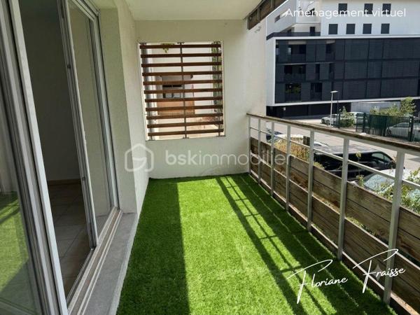 Situé dans un environnement calme et recherché de Meylan, Chemin des Sources, ce magnifique T4 de 84 m², saura vous séduire dès la première visite.

Dès l'entrée, vous découvrez une belle pièce de vie de 27 m², baignée de lumière, avec sa cuisine neuve et équipée (four, plaque de cuisson, hotte). Double exposition Sud/Ouest, avec une terrasse de 10m² et une loggia attenante qui complète ce bien en offrant un rangement supplémentaire très appréciable.

L'espace nuit, parfaitement séparé, comprend trois chambres, une salle de bains, des toilettes indépendantes ainsi qu'un espace de rangement, offrant un confort optimal pour toute la famille.

Construite en 2009, la résidence est équipée d'un ascenseur et bénéficie d'un environnement verdoyant à proximité immédiate des écoles, des commerces, des transports en commun et des principaux axes routiers.

- Les points forts qui font la différence :

✔️ Grande pièce de vie lumineuse 
✔️ Cuisine neuve équipée
✔️ Double exposition Sud / Ouest 
✔️ Terrasse de 10m² et Loggia 
✔️ 3 chambres idéales pour une famille ou le télétravail
✔️ Nombreux rangements
✔️ Résidence récente avec ascenseur
✔️ Place de parking privative incluse
✔️ Chauffage et eau chaude compris dans les charges

En complément, vous pourrez acquérir un grand garage fermé de 30,20m² en sous-sol pour 20 000 €, un véritable atout pour stationner, bricoler ou bénéficier d'un important espace de stockage.