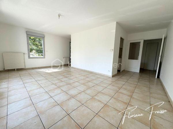Situé dans un environnement calme et recherché de Meylan, Chemin des Sources, ce magnifique T4 de 84 m², saura vous séduire dès la première visite.

Dès l'entrée, vous découvrez une belle pièce de vie de 27 m², baignée de lumière, avec sa cuisine neuve et équipée (four, plaque de cuisson, hotte). Double exposition Sud/Ouest, avec une terrasse de 10m² et une loggia attenante qui complète ce bien en offrant un rangement supplémentaire très appréciable.

L'espace nuit, parfaitement séparé, comprend trois chambres, une salle de bains, des toilettes indépendantes ainsi qu'un espace de rangement, offrant un confort optimal pour toute la famille.

Construite en 2009, la résidence est équipée d'un ascenseur et bénéficie d'un environnement verdoyant à proximité immédiate des écoles, des commerces, des transports en commun et des principaux axes routiers.

- Les points forts qui font la différence :

✔️ Grande pièce de vie lumineuse 
✔️ Cuisine neuve équipée
✔️ Double exposition Sud / Ouest 
✔️ Terrasse de 10m² et Loggia 
✔️ 3 chambres idéales pour une famille ou le télétravail
✔️ Nombreux rangements
✔️ Résidence récente avec ascenseur
✔️ Place de parking privative incluse
✔️ Chauffage et eau chaude compris dans les charges

En complément, vous pourrez acquérir un grand garage fermé de 30,20m² en sous-sol pour 20 000 €, un véritable atout pour stationner, bricoler ou bénéficier d'un important espace de stockage.