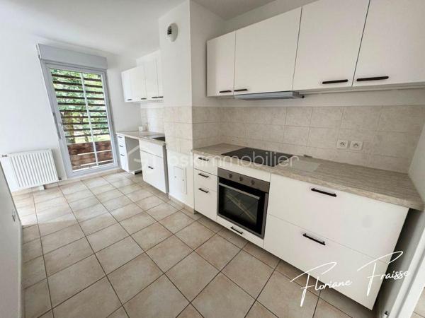 Situé dans un environnement calme et recherché de Meylan, Chemin des Sources, ce magnifique T4 de 84 m², saura vous séduire dès la première visite.

Dès l'entrée, vous découvrez une belle pièce de vie de 27 m², baignée de lumière, avec sa cuisine neuve et équipée (four, plaque de cuisson, hotte). Double exposition Sud/Ouest, avec une terrasse de 10m² et une loggia attenante qui complète ce bien en offrant un rangement supplémentaire très appréciable.

L'espace nuit, parfaitement séparé, comprend trois chambres, une salle de bains, des toilettes indépendantes ainsi qu'un espace de rangement, offrant un confort optimal pour toute la famille.

Construite en 2009, la résidence est équipée d'un ascenseur et bénéficie d'un environnement verdoyant à proximité immédiate des écoles, des commerces, des transports en commun et des principaux axes routiers.

- Les points forts qui font la différence :

✔️ Grande pièce de vie lumineuse 
✔️ Cuisine neuve équipée
✔️ Double exposition Sud / Ouest 
✔️ Terrasse de 10m² et Loggia 
✔️ 3 chambres idéales pour une famille ou le télétravail
✔️ Nombreux rangements
✔️ Résidence récente avec ascenseur
✔️ Place de parking privative incluse
✔️ Chauffage et eau chaude compris dans les charges

En complément, vous pourrez acquérir un grand garage fermé de 30,20m² en sous-sol pour 20 000 €, un véritable atout pour stationner, bricoler ou bénéficier d'un important espace de stockage.