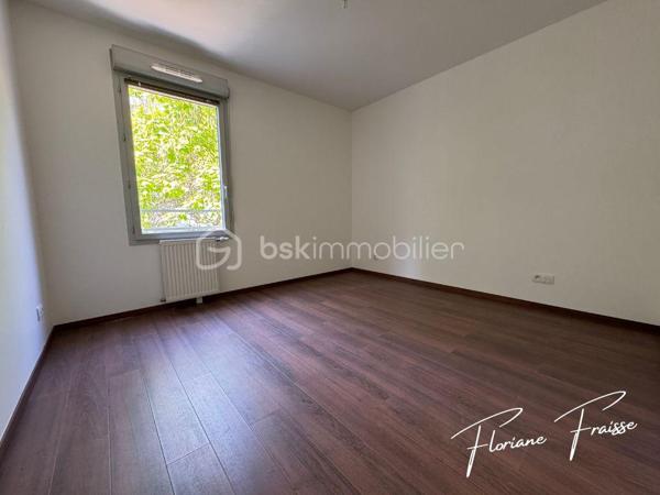 Situé dans un environnement calme et recherché de Meylan, Chemin des Sources, ce magnifique T4 de 84 m², saura vous séduire dès la première visite.

Dès l'entrée, vous découvrez une belle pièce de vie de 27 m², baignée de lumière, avec sa cuisine neuve et équipée (four, plaque de cuisson, hotte). Double exposition Sud/Ouest, avec une terrasse de 10m² et une loggia attenante qui complète ce bien en offrant un rangement supplémentaire très appréciable.

L'espace nuit, parfaitement séparé, comprend trois chambres, une salle de bains, des toilettes indépendantes ainsi qu'un espace de rangement, offrant un confort optimal pour toute la famille.

Construite en 2009, la résidence est équipée d'un ascenseur et bénéficie d'un environnement verdoyant à proximité immédiate des écoles, des commerces, des transports en commun et des principaux axes routiers.

- Les points forts qui font la différence :

✔️ Grande pièce de vie lumineuse 
✔️ Cuisine neuve équipée
✔️ Double exposition Sud / Ouest 
✔️ Terrasse de 10m² et Loggia 
✔️ 3 chambres idéales pour une famille ou le télétravail
✔️ Nombreux rangements
✔️ Résidence récente avec ascenseur
✔️ Place de parking privative incluse
✔️ Chauffage et eau chaude compris dans les charges

En complément, vous pourrez acquérir un grand garage fermé de 30,20m² en sous-sol pour 20 000 €, un véritable atout pour stationner, bricoler ou bénéficier d'un important espace de stockage.