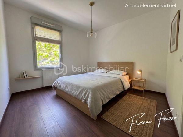 Situé dans un environnement calme et recherché de Meylan, Chemin des Sources, ce magnifique T4 de 84 m², saura vous séduire dès la première visite.

Dès l'entrée, vous découvrez une belle pièce de vie de 27 m², baignée de lumière, avec sa cuisine neuve et équipée (four, plaque de cuisson, hotte). Double exposition Sud/Ouest, avec une terrasse de 10m² et une loggia attenante qui complète ce bien en offrant un rangement supplémentaire très appréciable.

L'espace nuit, parfaitement séparé, comprend trois chambres, une salle de bains, des toilettes indépendantes ainsi qu'un espace de rangement, offrant un confort optimal pour toute la famille.

Construite en 2009, la résidence est équipée d'un ascenseur et bénéficie d'un environnement verdoyant à proximité immédiate des écoles, des commerces, des transports en commun et des principaux axes routiers.

- Les points forts qui font la différence :

✔️ Grande pièce de vie lumineuse 
✔️ Cuisine neuve équipée
✔️ Double exposition Sud / Ouest 
✔️ Terrasse de 10m² et Loggia 
✔️ 3 chambres idéales pour une famille ou le télétravail
✔️ Nombreux rangements
✔️ Résidence récente avec ascenseur
✔️ Place de parking privative incluse
✔️ Chauffage et eau chaude compris dans les charges

En complément, vous pourrez acquérir un grand garage fermé de 30,20m² en sous-sol pour 20 000 €, un véritable atout pour stationner, bricoler ou bénéficier d'un important espace de stockage.