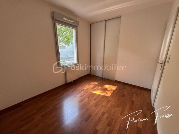 Situé dans un environnement calme et recherché de Meylan, Chemin des Sources, ce magnifique T4 de 84 m², saura vous séduire dès la première visite.

Dès l'entrée, vous découvrez une belle pièce de vie de 27 m², baignée de lumière, avec sa cuisine neuve et équipée (four, plaque de cuisson, hotte). Double exposition Sud/Ouest, avec une terrasse de 10m² et une loggia attenante qui complète ce bien en offrant un rangement supplémentaire très appréciable.

L'espace nuit, parfaitement séparé, comprend trois chambres, une salle de bains, des toilettes indépendantes ainsi qu'un espace de rangement, offrant un confort optimal pour toute la famille.

Construite en 2009, la résidence est équipée d'un ascenseur et bénéficie d'un environnement verdoyant à proximité immédiate des écoles, des commerces, des transports en commun et des principaux axes routiers.

- Les points forts qui font la différence :

✔️ Grande pièce de vie lumineuse 
✔️ Cuisine neuve équipée
✔️ Double exposition Sud / Ouest 
✔️ Terrasse de 10m² et Loggia 
✔️ 3 chambres idéales pour une famille ou le télétravail
✔️ Nombreux rangements
✔️ Résidence récente avec ascenseur
✔️ Place de parking privative incluse
✔️ Chauffage et eau chaude compris dans les charges

En complément, vous pourrez acquérir un grand garage fermé de 30,20m² en sous-sol pour 20 000 €, un véritable atout pour stationner, bricoler ou bénéficier d'un important espace de stockage.