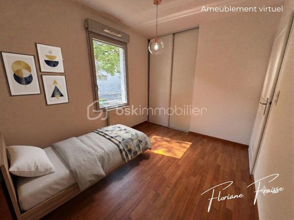 Situé dans un environnement calme et recherché de Meylan, Chemin des Sources, ce magnifique T4 de 84 m², saura vous séduire dès la première visite.

Dès l'entrée, vous découvrez une belle pièce de vie de 27 m², baignée de lumière, avec sa cuisine neuve et équipée (four, plaque de cuisson, hotte). Double exposition Sud/Ouest, avec une terrasse de 10m² et une loggia attenante qui complète ce bien en offrant un rangement supplémentaire très appréciable.

L'espace nuit, parfaitement séparé, comprend trois chambres, une salle de bains, des toilettes indépendantes ainsi qu'un espace de rangement, offrant un confort optimal pour toute la famille.

Construite en 2009, la résidence est équipée d'un ascenseur et bénéficie d'un environnement verdoyant à proximité immédiate des écoles, des commerces, des transports en commun et des principaux axes routiers.

- Les points forts qui font la différence :

✔️ Grande pièce de vie lumineuse 
✔️ Cuisine neuve équipée
✔️ Double exposition Sud / Ouest 
✔️ Terrasse de 10m² et Loggia 
✔️ 3 chambres idéales pour une famille ou le télétravail
✔️ Nombreux rangements
✔️ Résidence récente avec ascenseur
✔️ Place de parking privative incluse
✔️ Chauffage et eau chaude compris dans les charges

En complément, vous pourrez acquérir un grand garage fermé de 30,20m² en sous-sol pour 20 000 €, un véritable atout pour stationner, bricoler ou bénéficier d'un important espace de stockage.