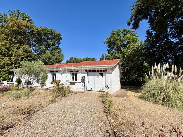 Vous rêvez d'espace, de tranquillité et d'un environnement privilégié ? Cette propriété située à Houlbec-Cocherel devrait retenir votre attention.

D'une superficie de 138 m2, cette maison se compose d'une cuisine fonctionnelle, d'un séjour de 41 m2 puis d'un couloir avec un espace bureau desservant quatre chambres, un wc, une salle de bain et une salle de douche.

Elle bénéficie également d'un garage de 47 m2 avec porte motorisée, vous y trouverez une cave et au-dessus du garage des espaces de stockage et une pièce aménagée d'environ 26 m2 actuellement utilisée comme salle de jeux.

* Côté extérieur *
Le terrain de 2 735 m2 est entièrement clos et sans vis-à-vis, il dispose d'un abris de jardin ainsi que d'un carport pouvant accueillir deux véhicules avec une hauteur de 3,20, idéal pour un camping-car et d'une partie fermée pour rangements.
Vous y trouverez également une piscine chauffée 7,50 m x 3,70 m et un terrain de pétanque.
Le portail est motorisé.

* Côté équipement * 
La maison est équipée de chauffage électrique et d'une cheminée avec insert. Les fenêtres sont en double vitrage pvc et les volets sont en pvc.
Elle possède également une alarme et une micro-station ( assainissement individuel ). 

Plusieurs travaux ont été réalisés, notamment le changement du tableau électrique ainsi que des travaux de toiture avec démoussage, traitement hydrofuge et le remplacement des caches moineaux et des gouttières.

Un bien idéal pour une famille à la recherche d'espace, de tranquillité et d'un environnement verdoyant.

Une visite vidéo est disponible sur YT ( ÉLISE SOARES immobilier ).