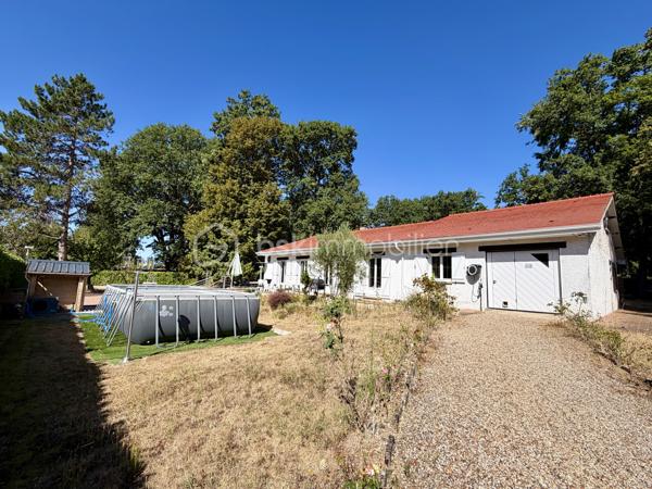 Vous rêvez d'espace, de tranquillité et d'un environnement privilégié ? Cette propriété située à Houlbec-Cocherel devrait retenir votre attention.

D'une superficie de 138 m2, cette maison se compose d'une cuisine fonctionnelle, d'un séjour de 41 m2 puis d'un couloir avec un espace bureau desservant quatre chambres, un wc, une salle de bain et une salle de douche.

Elle bénéficie également d'un garage de 47 m2 avec porte motorisée, vous y trouverez une cave et au-dessus du garage des espaces de stockage et une pièce aménagée d'environ 26 m2 actuellement utilisée comme salle de jeux.

* Côté extérieur *
Le terrain de 2 735 m2 est entièrement clos et sans vis-à-vis, il dispose d'un abris de jardin ainsi que d'un carport pouvant accueillir deux véhicules avec une hauteur de 3,20, idéal pour un camping-car et d'une partie fermée pour rangements.
Vous y trouverez également une piscine chauffée 7,50 m x 3,70 m et un terrain de pétanque.
Le portail est motorisé.

* Côté équipement * 
La maison est équipée de chauffage électrique et d'une cheminée avec insert. Les fenêtres sont en double vitrage pvc et les volets sont en pvc.
Elle possède également une alarme et une micro-station ( assainissement individuel ). 

Plusieurs travaux ont été réalisés, notamment le changement du tableau électrique ainsi que des travaux de toiture avec démoussage, traitement hydrofuge et le remplacement des caches moineaux et des gouttières.

Un bien idéal pour une famille à la recherche d'espace, de tranquillité et d'un environnement verdoyant.

Une visite vidéo est disponible sur YT ( ÉLISE SOARES immobilier ).