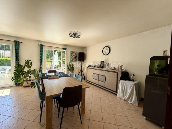 Vous rêvez d'espace, de tranquillité et d'un environnement privilégié ? Cette propriété située à Houlbec-Cocherel devrait retenir votre attention.

D'une superficie de 138 m2, cette maison se compose d'une cuisine fonctionnelle, d'un séjour de 41 m2 puis d'un couloir avec un espace bureau desservant quatre chambres, un wc, une salle de bain et une salle de douche.

Elle bénéficie également d'un garage de 47 m2 avec porte motorisée, vous y trouverez une cave et au-dessus du garage des espaces de stockage et une pièce aménagée d'environ 26 m2 actuellement utilisée comme salle de jeux.

* Côté extérieur *
Le terrain de 2 735 m2 est entièrement clos et sans vis-à-vis, il dispose d'un abris de jardin ainsi que d'un carport pouvant accueillir deux véhicules avec une hauteur de 3,20, idéal pour un camping-car et d'une partie fermée pour rangements.
Vous y trouverez également une piscine chauffée 7,50 m x 3,70 m et un terrain de pétanque.
Le portail est motorisé.

* Côté équipement * 
La maison est équipée de chauffage électrique et d'une cheminée avec insert. Les fenêtres sont en double vitrage pvc et les volets sont en pvc.
Elle possède également une alarme et une micro-station ( assainissement individuel ). 

Plusieurs travaux ont été réalisés, notamment le changement du tableau électrique ainsi que des travaux de toiture avec démoussage, traitement hydrofuge et le remplacement des caches moineaux et des gouttières.

Un bien idéal pour une famille à la recherche d'espace, de tranquillité et d'un environnement verdoyant.

Une visite vidéo est disponible sur YT ( ÉLISE SOARES immobilier ).