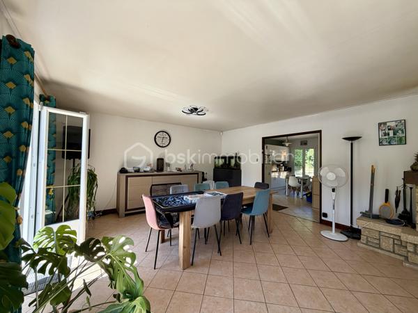 Vous rêvez d'espace, de tranquillité et d'un environnement privilégié ? Cette propriété située à Houlbec-Cocherel devrait retenir votre attention.

D'une superficie de 138 m2, cette maison se compose d'une cuisine fonctionnelle, d'un séjour de 41 m2 puis d'un couloir avec un espace bureau desservant quatre chambres, un wc, une salle de bain et une salle de douche.

Elle bénéficie également d'un garage de 47 m2 avec porte motorisée, vous y trouverez une cave et au-dessus du garage des espaces de stockage et une pièce aménagée d'environ 26 m2 actuellement utilisée comme salle de jeux.

* Côté extérieur *
Le terrain de 2 735 m2 est entièrement clos et sans vis-à-vis, il dispose d'un abris de jardin ainsi que d'un carport pouvant accueillir deux véhicules avec une hauteur de 3,20, idéal pour un camping-car et d'une partie fermée pour rangements.
Vous y trouverez également une piscine chauffée 7,50 m x 3,70 m et un terrain de pétanque.
Le portail est motorisé.

* Côté équipement * 
La maison est équipée de chauffage électrique et d'une cheminée avec insert. Les fenêtres sont en double vitrage pvc et les volets sont en pvc.
Elle possède également une alarme et une micro-station ( assainissement individuel ). 

Plusieurs travaux ont été réalisés, notamment le changement du tableau électrique ainsi que des travaux de toiture avec démoussage, traitement hydrofuge et le remplacement des caches moineaux et des gouttières.

Un bien idéal pour une famille à la recherche d'espace, de tranquillité et d'un environnement verdoyant.

Une visite vidéo est disponible sur YT ( ÉLISE SOARES immobilier ).