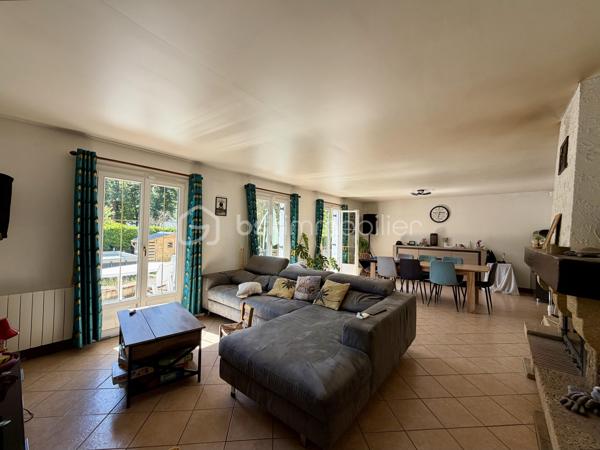 Vous rêvez d'espace, de tranquillité et d'un environnement privilégié ? Cette propriété située à Houlbec-Cocherel devrait retenir votre attention.

D'une superficie de 138 m2, cette maison se compose d'une cuisine fonctionnelle, d'un séjour de 41 m2 puis d'un couloir avec un espace bureau desservant quatre chambres, un wc, une salle de bain et une salle de douche.

Elle bénéficie également d'un garage de 47 m2 avec porte motorisée, vous y trouverez une cave et au-dessus du garage des espaces de stockage et une pièce aménagée d'environ 26 m2 actuellement utilisée comme salle de jeux.

* Côté extérieur *
Le terrain de 2 735 m2 est entièrement clos et sans vis-à-vis, il dispose d'un abris de jardin ainsi que d'un carport pouvant accueillir deux véhicules avec une hauteur de 3,20, idéal pour un camping-car et d'une partie fermée pour rangements.
Vous y trouverez également une piscine chauffée 7,50 m x 3,70 m et un terrain de pétanque.
Le portail est motorisé.

* Côté équipement * 
La maison est équipée de chauffage électrique et d'une cheminée avec insert. Les fenêtres sont en double vitrage pvc et les volets sont en pvc.
Elle possède également une alarme et une micro-station ( assainissement individuel ). 

Plusieurs travaux ont été réalisés, notamment le changement du tableau électrique ainsi que des travaux de toiture avec démoussage, traitement hydrofuge et le remplacement des caches moineaux et des gouttières.

Un bien idéal pour une famille à la recherche d'espace, de tranquillité et d'un environnement verdoyant.

Une visite vidéo est disponible sur YT ( ÉLISE SOARES immobilier ).