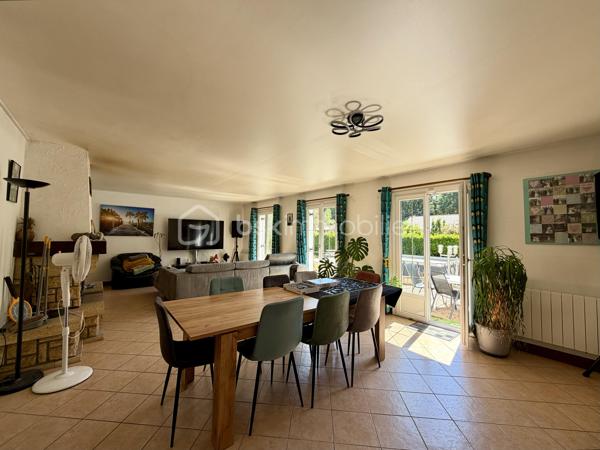 Vous rêvez d'espace, de tranquillité et d'un environnement privilégié ? Cette propriété située à Houlbec-Cocherel devrait retenir votre attention.

D'une superficie de 138 m2, cette maison se compose d'une cuisine fonctionnelle, d'un séjour de 41 m2 puis d'un couloir avec un espace bureau desservant quatre chambres, un wc, une salle de bain et une salle de douche.

Elle bénéficie également d'un garage de 47 m2 avec porte motorisée, vous y trouverez une cave et au-dessus du garage des espaces de stockage et une pièce aménagée d'environ 26 m2 actuellement utilisée comme salle de jeux.

* Côté extérieur *
Le terrain de 2 735 m2 est entièrement clos et sans vis-à-vis, il dispose d'un abris de jardin ainsi que d'un carport pouvant accueillir deux véhicules avec une hauteur de 3,20, idéal pour un camping-car et d'une partie fermée pour rangements.
Vous y trouverez également une piscine chauffée 7,50 m x 3,70 m et un terrain de pétanque.
Le portail est motorisé.

* Côté équipement * 
La maison est équipée de chauffage électrique et d'une cheminée avec insert. Les fenêtres sont en double vitrage pvc et les volets sont en pvc.
Elle possède également une alarme et une micro-station ( assainissement individuel ). 

Plusieurs travaux ont été réalisés, notamment le changement du tableau électrique ainsi que des travaux de toiture avec démoussage, traitement hydrofuge et le remplacement des caches moineaux et des gouttières.

Un bien idéal pour une famille à la recherche d'espace, de tranquillité et d'un environnement verdoyant.

Une visite vidéo est disponible sur YT ( ÉLISE SOARES immobilier ).