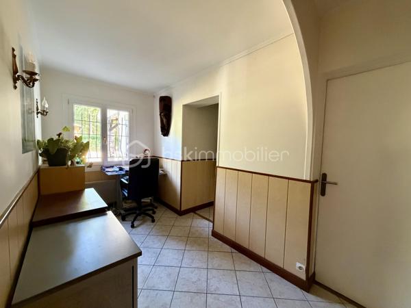 Vous rêvez d'espace, de tranquillité et d'un environnement privilégié ? Cette propriété située à Houlbec-Cocherel devrait retenir votre attention.

D'une superficie de 138 m2, cette maison se compose d'une cuisine fonctionnelle, d'un séjour de 41 m2 puis d'un couloir avec un espace bureau desservant quatre chambres, un wc, une salle de bain et une salle de douche.

Elle bénéficie également d'un garage de 47 m2 avec porte motorisée, vous y trouverez une cave et au-dessus du garage des espaces de stockage et une pièce aménagée d'environ 26 m2 actuellement utilisée comme salle de jeux.

* Côté extérieur *
Le terrain de 2 735 m2 est entièrement clos et sans vis-à-vis, il dispose d'un abris de jardin ainsi que d'un carport pouvant accueillir deux véhicules avec une hauteur de 3,20, idéal pour un camping-car et d'une partie fermée pour rangements.
Vous y trouverez également une piscine chauffée 7,50 m x 3,70 m et un terrain de pétanque.
Le portail est motorisé.

* Côté équipement * 
La maison est équipée de chauffage électrique et d'une cheminée avec insert. Les fenêtres sont en double vitrage pvc et les volets sont en pvc.
Elle possède également une alarme et une micro-station ( assainissement individuel ). 

Plusieurs travaux ont été réalisés, notamment le changement du tableau électrique ainsi que des travaux de toiture avec démoussage, traitement hydrofuge et le remplacement des caches moineaux et des gouttières.

Un bien idéal pour une famille à la recherche d'espace, de tranquillité et d'un environnement verdoyant.

Une visite vidéo est disponible sur YT ( ÉLISE SOARES immobilier ).