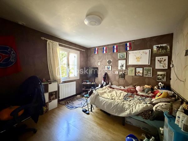 Vous rêvez d'espace, de tranquillité et d'un environnement privilégié ? Cette propriété située à Houlbec-Cocherel devrait retenir votre attention.

D'une superficie de 138 m2, cette maison se compose d'une cuisine fonctionnelle, d'un séjour de 41 m2 puis d'un couloir avec un espace bureau desservant quatre chambres, un wc, une salle de bain et une salle de douche.

Elle bénéficie également d'un garage de 47 m2 avec porte motorisée, vous y trouverez une cave et au-dessus du garage des espaces de stockage et une pièce aménagée d'environ 26 m2 actuellement utilisée comme salle de jeux.

* Côté extérieur *
Le terrain de 2 735 m2 est entièrement clos et sans vis-à-vis, il dispose d'un abris de jardin ainsi que d'un carport pouvant accueillir deux véhicules avec une hauteur de 3,20, idéal pour un camping-car et d'une partie fermée pour rangements.
Vous y trouverez également une piscine chauffée 7,50 m x 3,70 m et un terrain de pétanque.
Le portail est motorisé.

* Côté équipement * 
La maison est équipée de chauffage électrique et d'une cheminée avec insert. Les fenêtres sont en double vitrage pvc et les volets sont en pvc.
Elle possède également une alarme et une micro-station ( assainissement individuel ). 

Plusieurs travaux ont été réalisés, notamment le changement du tableau électrique ainsi que des travaux de toiture avec démoussage, traitement hydrofuge et le remplacement des caches moineaux et des gouttières.

Un bien idéal pour une famille à la recherche d'espace, de tranquillité et d'un environnement verdoyant.

Une visite vidéo est disponible sur YT ( ÉLISE SOARES immobilier ).