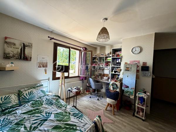 Vous rêvez d'espace, de tranquillité et d'un environnement privilégié ? Cette propriété située à Houlbec-Cocherel devrait retenir votre attention.

D'une superficie de 138 m2, cette maison se compose d'une cuisine fonctionnelle, d'un séjour de 41 m2 puis d'un couloir avec un espace bureau desservant quatre chambres, un wc, une salle de bain et une salle de douche.

Elle bénéficie également d'un garage de 47 m2 avec porte motorisée, vous y trouverez une cave et au-dessus du garage des espaces de stockage et une pièce aménagée d'environ 26 m2 actuellement utilisée comme salle de jeux.

* Côté extérieur *
Le terrain de 2 735 m2 est entièrement clos et sans vis-à-vis, il dispose d'un abris de jardin ainsi que d'un carport pouvant accueillir deux véhicules avec une hauteur de 3,20, idéal pour un camping-car et d'une partie fermée pour rangements.
Vous y trouverez également une piscine chauffée 7,50 m x 3,70 m et un terrain de pétanque.
Le portail est motorisé.

* Côté équipement * 
La maison est équipée de chauffage électrique et d'une cheminée avec insert. Les fenêtres sont en double vitrage pvc et les volets sont en pvc.
Elle possède également une alarme et une micro-station ( assainissement individuel ). 

Plusieurs travaux ont été réalisés, notamment le changement du tableau électrique ainsi que des travaux de toiture avec démoussage, traitement hydrofuge et le remplacement des caches moineaux et des gouttières.

Un bien idéal pour une famille à la recherche d'espace, de tranquillité et d'un environnement verdoyant.

Une visite vidéo est disponible sur YT ( ÉLISE SOARES immobilier ).