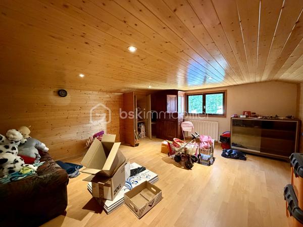 Vous rêvez d'espace, de tranquillité et d'un environnement privilégié ? Cette propriété située à Houlbec-Cocherel devrait retenir votre attention.

D'une superficie de 138 m2, cette maison se compose d'une cuisine fonctionnelle, d'un séjour de 41 m2 puis d'un couloir avec un espace bureau desservant quatre chambres, un wc, une salle de bain et une salle de douche.

Elle bénéficie également d'un garage de 47 m2 avec porte motorisée, vous y trouverez une cave et au-dessus du garage des espaces de stockage et une pièce aménagée d'environ 26 m2 actuellement utilisée comme salle de jeux.

* Côté extérieur *
Le terrain de 2 735 m2 est entièrement clos et sans vis-à-vis, il dispose d'un abris de jardin ainsi que d'un carport pouvant accueillir deux véhicules avec une hauteur de 3,20, idéal pour un camping-car et d'une partie fermée pour rangements.
Vous y trouverez également une piscine chauffée 7,50 m x 3,70 m et un terrain de pétanque.
Le portail est motorisé.

* Côté équipement * 
La maison est équipée de chauffage électrique et d'une cheminée avec insert. Les fenêtres sont en double vitrage pvc et les volets sont en pvc.
Elle possède également une alarme et une micro-station ( assainissement individuel ). 

Plusieurs travaux ont été réalisés, notamment le changement du tableau électrique ainsi que des travaux de toiture avec démoussage, traitement hydrofuge et le remplacement des caches moineaux et des gouttières.

Un bien idéal pour une famille à la recherche d'espace, de tranquillité et d'un environnement verdoyant.

Une visite vidéo est disponible sur YT ( ÉLISE SOARES immobilier ).