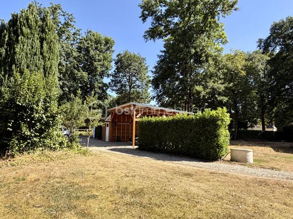 Vous rêvez d'espace, de tranquillité et d'un environnement privilégié ? Cette propriété située à Houlbec-Cocherel devrait retenir votre attention.

D'une superficie de 138 m2, cette maison se compose d'une cuisine fonctionnelle, d'un séjour de 41 m2 puis d'un couloir avec un espace bureau desservant quatre chambres, un wc, une salle de bain et une salle de douche.

Elle bénéficie également d'un garage de 47 m2 avec porte motorisée, vous y trouverez une cave et au-dessus du garage des espaces de stockage et une pièce aménagée d'environ 26 m2 actuellement utilisée comme salle de jeux.

* Côté extérieur *
Le terrain de 2 735 m2 est entièrement clos et sans vis-à-vis, il dispose d'un abris de jardin ainsi que d'un carport pouvant accueillir deux véhicules avec une hauteur de 3,20, idéal pour un camping-car et d'une partie fermée pour rangements.
Vous y trouverez également une piscine chauffée 7,50 m x 3,70 m et un terrain de pétanque.
Le portail est motorisé.

* Côté équipement * 
La maison est équipée de chauffage électrique et d'une cheminée avec insert. Les fenêtres sont en double vitrage pvc et les volets sont en pvc.
Elle possède également une alarme et une micro-station ( assainissement individuel ). 

Plusieurs travaux ont été réalisés, notamment le changement du tableau électrique ainsi que des travaux de toiture avec démoussage, traitement hydrofuge et le remplacement des caches moineaux et des gouttières.

Un bien idéal pour une famille à la recherche d'espace, de tranquillité et d'un environnement verdoyant.

Une visite vidéo est disponible sur YT ( ÉLISE SOARES immobilier ).