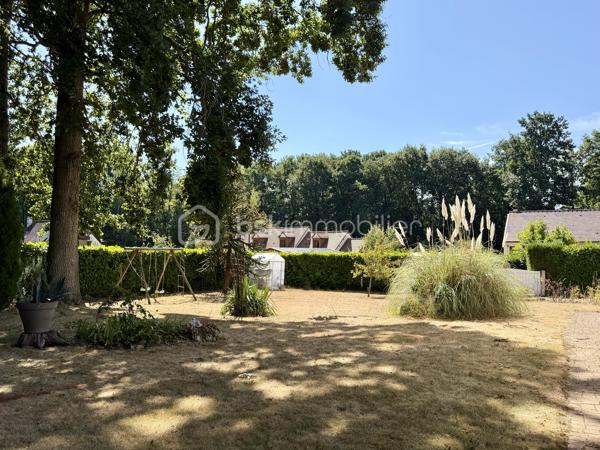 Vous rêvez d'espace, de tranquillité et d'un environnement privilégié ? Cette propriété située à Houlbec-Cocherel devrait retenir votre attention.

D'une superficie de 138 m2, cette maison se compose d'une cuisine fonctionnelle, d'un séjour de 41 m2 puis d'un couloir avec un espace bureau desservant quatre chambres, un wc, une salle de bain et une salle de douche.

Elle bénéficie également d'un garage de 47 m2 avec porte motorisée, vous y trouverez une cave et au-dessus du garage des espaces de stockage et une pièce aménagée d'environ 26 m2 actuellement utilisée comme salle de jeux.

* Côté extérieur *
Le terrain de 2 735 m2 est entièrement clos et sans vis-à-vis, il dispose d'un abris de jardin ainsi que d'un carport pouvant accueillir deux véhicules avec une hauteur de 3,20, idéal pour un camping-car et d'une partie fermée pour rangements.
Vous y trouverez également une piscine chauffée 7,50 m x 3,70 m et un terrain de pétanque.
Le portail est motorisé.

* Côté équipement * 
La maison est équipée de chauffage électrique et d'une cheminée avec insert. Les fenêtres sont en double vitrage pvc et les volets sont en pvc.
Elle possède également une alarme et une micro-station ( assainissement individuel ). 

Plusieurs travaux ont été réalisés, notamment le changement du tableau électrique ainsi que des travaux de toiture avec démoussage, traitement hydrofuge et le remplacement des caches moineaux et des gouttières.

Un bien idéal pour une famille à la recherche d'espace, de tranquillité et d'un environnement verdoyant.

Une visite vidéo est disponible sur YT ( ÉLISE SOARES immobilier ).