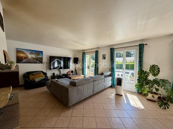 Vous rêvez d'espace, de tranquillité et d'un environnement privilégié ? Cette propriété située à Houlbec-Cocherel devrait retenir votre attention.

D'une superficie de 138 m2, cette maison se compose d'une cuisine fonctionnelle, d'un séjour de 41 m2 puis d'un couloir avec un espace bureau desservant quatre chambres, un wc, une salle de bain et une salle de douche.

Elle bénéficie également d'un garage de 47 m2 avec porte motorisée, vous y trouverez une cave et au-dessus du garage des espaces de stockage et une pièce aménagée d'environ 26 m2 actuellement utilisée comme salle de jeux.

* Côté extérieur *
Le terrain de 2 735 m2 est entièrement clos et sans vis-à-vis, il dispose d'un abris de jardin ainsi que d'un carport pouvant accueillir deux véhicules avec une hauteur de 3,20, idéal pour un camping-car et d'une partie fermée pour rangements.
Vous y trouverez également une piscine chauffée 7,50 m x 3,70 m et un terrain de pétanque.
Le portail est motorisé.

* Côté équipement * 
La maison est équipée de chauffage électrique et d'une cheminée avec insert. Les fenêtres sont en double vitrage pvc et les volets sont en pvc.
Elle possède également une alarme et une micro-station ( assainissement individuel ). 

Plusieurs travaux ont été réalisés, notamment le changement du tableau électrique ainsi que des travaux de toiture avec démoussage, traitement hydrofuge et le remplacement des caches moineaux et des gouttières.

Un bien idéal pour une famille à la recherche d'espace, de tranquillité et d'un environnement verdoyant.

Une visite vidéo est disponible sur YT ( ÉLISE SOARES immobilier ).