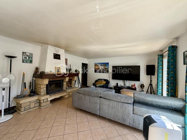 Vous rêvez d'espace, de tranquillité et d'un environnement privilégié ? Cette propriété située à Houlbec-Cocherel devrait retenir votre attention.

D'une superficie de 138 m2, cette maison se compose d'une cuisine fonctionnelle, d'un séjour de 41 m2 puis d'un couloir avec un espace bureau desservant quatre chambres, un wc, une salle de bain et une salle de douche.

Elle bénéficie également d'un garage de 47 m2 avec porte motorisée, vous y trouverez une cave et au-dessus du garage des espaces de stockage et une pièce aménagée d'environ 26 m2 actuellement utilisée comme salle de jeux.

* Côté extérieur *
Le terrain de 2 735 m2 est entièrement clos et sans vis-à-vis, il dispose d'un abris de jardin ainsi que d'un carport pouvant accueillir deux véhicules avec une hauteur de 3,20, idéal pour un camping-car et d'une partie fermée pour rangements.
Vous y trouverez également une piscine chauffée 7,50 m x 3,70 m et un terrain de pétanque.
Le portail est motorisé.

* Côté équipement * 
La maison est équipée de chauffage électrique et d'une cheminée avec insert. Les fenêtres sont en double vitrage pvc et les volets sont en pvc.
Elle possède également une alarme et une micro-station ( assainissement individuel ). 

Plusieurs travaux ont été réalisés, notamment le changement du tableau électrique ainsi que des travaux de toiture avec démoussage, traitement hydrofuge et le remplacement des caches moineaux et des gouttières.

Un bien idéal pour une famille à la recherche d'espace, de tranquillité et d'un environnement verdoyant.

Une visite vidéo est disponible sur YT ( ÉLISE SOARES immobilier ).