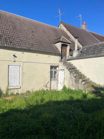 Maison de village à fort potentiel  133 m² + combles aménageables  Proche Saint-Amand-Montrond