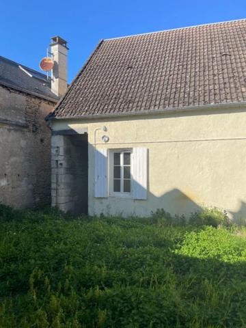 Maison de village à fort potentiel  133 m² + combles aménageables  Proche Saint-Amand-Montrond