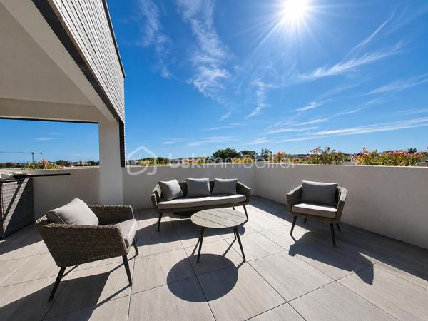 Il y a des biens qu'on visite et qu'on oublie. Et puis il y a celui-là.

Dernier étage. Duplex. Terrasse de 43 m² ouverte sur l'horizon. À cinq cents mètres de la plage. 
Sur le littoral héraultais, ce type de réunion ne se présente pas souvent, et quand ça arrive, ça ne reste pas longtemps sur le marché.

À la limite de Sérignan et de Valras-Plage, dans une résidence récente et soignée, cet appartement T4 de 113 m² habitables occupe les deux derniers niveaux. 
Dès qu'on pousse la porte, quelque chose se passe. Les volumes, d'abord. La lumière, ensuite. Et puis cet agencement qui semble avoir été pensé pour qu'on s'y sente bien dès le premier jour.

Au niveau inférieur s'articule une belle pièce de vie avec cuisine ouverte, salle à manger, deux chambres avec accès extérieur, salle de bain, WC séparé et cellier. 
Tout y est. Rien ne manque. On monte.

À l'étage, un salon indépendant, un vrai espace à soi: pour souffler, lire, regarder la nuit tomber. 
Il s'ouvre directement sur la terrasse principale, et c'est là que le bien bascule dans une autre catégorie. 

La suite parentale complète ce niveau : dressing, salle d'eau privative, WC : un cocon.

La terrasse de 43 m², en partie couverte, sans aucun vis-à-vis : ce n'est pas un extérieur, c'est une pièce supplémentaire à ciel ouvert: table pour dîner dehors, transat pour les matins calmes, apéros qui s'étirent jusqu'à la nuit, elle absorbe tout, accueille tout. 

Et depuis là-haut, la vue se déploie librement : un aperçu de mer, et par temps clair, le regard file jusqu'aux crêtes des Pyrénées Catalanes et au massif du Canigou. Ce genre de panorama, ça change une journée, ça change une vie.

Trois terrasses au total pour près de 62 m² d'extérieurs. 

Piscine dans la résidence. Place de stationnement privative. Local à vélos sécurisé. Commerces, médecins, restaurants et plage à pied. 

Rare. Le mot est souvent galvaudé dans l'immobilier. Pas ici.

La cerise sur le gâteau : il est vendu entièrement meublé et équipé.
Venez poser vos valises !