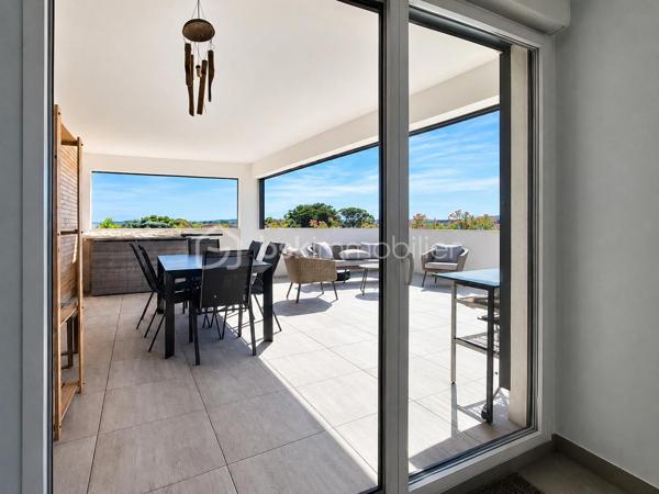 Il y a des biens qu'on visite et qu'on oublie. Et puis il y a celui-là.

Dernier étage. Duplex. Terrasse de 43 m² ouverte sur l'horizon. À cinq cents mètres de la plage. 
Sur le littoral héraultais, ce type de réunion ne se présente pas souvent, et quand ça arrive, ça ne reste pas longtemps sur le marché.

À la limite de Sérignan et de Valras-Plage, dans une résidence récente et soignée, cet appartement T4 de 113 m² habitables occupe les deux derniers niveaux. 
Dès qu'on pousse la porte, quelque chose se passe. Les volumes, d'abord. La lumière, ensuite. Et puis cet agencement qui semble avoir été pensé pour qu'on s'y sente bien dès le premier jour.

Au niveau inférieur s'articule une belle pièce de vie avec cuisine ouverte, salle à manger, deux chambres avec accès extérieur, salle de bain, WC séparé et cellier. 
Tout y est. Rien ne manque. On monte.

À l'étage, un salon indépendant, un vrai espace à soi: pour souffler, lire, regarder la nuit tomber. 
Il s'ouvre directement sur la terrasse principale, et c'est là que le bien bascule dans une autre catégorie. 

La suite parentale complète ce niveau : dressing, salle d'eau privative, WC : un cocon.

La terrasse de 43 m², en partie couverte, sans aucun vis-à-vis : ce n'est pas un extérieur, c'est une pièce supplémentaire à ciel ouvert: table pour dîner dehors, transat pour les matins calmes, apéros qui s'étirent jusqu'à la nuit, elle absorbe tout, accueille tout. 

Et depuis là-haut, la vue se déploie librement : un aperçu de mer, et par temps clair, le regard file jusqu'aux crêtes des Pyrénées Catalanes et au massif du Canigou. Ce genre de panorama, ça change une journée, ça change une vie.

Trois terrasses au total pour près de 62 m² d'extérieurs. 

Piscine dans la résidence. Place de stationnement privative. Local à vélos sécurisé. Commerces, médecins, restaurants et plage à pied. 

Rare. Le mot est souvent galvaudé dans l'immobilier. Pas ici.

La cerise sur le gâteau : il est vendu entièrement meublé et équipé.
Venez poser vos valises !