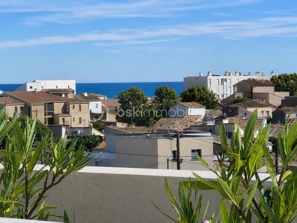 Il y a des biens qu'on visite et qu'on oublie. Et puis il y a celui-là.

Dernier étage. Duplex. Terrasse de 43 m² ouverte sur l'horizon. À cinq cents mètres de la plage. 
Sur le littoral héraultais, ce type de réunion ne se présente pas souvent, et quand ça arrive, ça ne reste pas longtemps sur le marché.

À la limite de Sérignan et de Valras-Plage, dans une résidence récente et soignée, cet appartement T4 de 113 m² habitables occupe les deux derniers niveaux. 
Dès qu'on pousse la porte, quelque chose se passe. Les volumes, d'abord. La lumière, ensuite. Et puis cet agencement qui semble avoir été pensé pour qu'on s'y sente bien dès le premier jour.

Au niveau inférieur s'articule une belle pièce de vie avec cuisine ouverte, salle à manger, deux chambres avec accès extérieur, salle de bain, WC séparé et cellier. 
Tout y est. Rien ne manque. On monte.

À l'étage, un salon indépendant, un vrai espace à soi: pour souffler, lire, regarder la nuit tomber. 
Il s'ouvre directement sur la terrasse principale, et c'est là que le bien bascule dans une autre catégorie. 

La suite parentale complète ce niveau : dressing, salle d'eau privative, WC : un cocon.

La terrasse de 43 m², en partie couverte, sans aucun vis-à-vis : ce n'est pas un extérieur, c'est une pièce supplémentaire à ciel ouvert: table pour dîner dehors, transat pour les matins calmes, apéros qui s'étirent jusqu'à la nuit, elle absorbe tout, accueille tout. 

Et depuis là-haut, la vue se déploie librement : un aperçu de mer, et par temps clair, le regard file jusqu'aux crêtes des Pyrénées Catalanes et au massif du Canigou. Ce genre de panorama, ça change une journée, ça change une vie.

Trois terrasses au total pour près de 62 m² d'extérieurs. 

Piscine dans la résidence. Place de stationnement privative. Local à vélos sécurisé. Commerces, médecins, restaurants et plage à pied. 

Rare. Le mot est souvent galvaudé dans l'immobilier. Pas ici.

La cerise sur le gâteau : il est vendu entièrement meublé et équipé.
Venez poser vos valises !