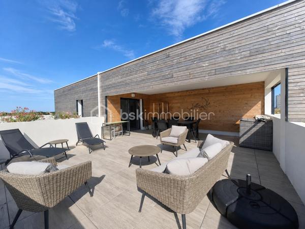 Il y a des biens qu'on visite et qu'on oublie. Et puis il y a celui-là.

Dernier étage. Duplex. Terrasse de 43 m² ouverte sur l'horizon. À cinq cents mètres de la plage. 
Sur le littoral héraultais, ce type de réunion ne se présente pas souvent, et quand ça arrive, ça ne reste pas longtemps sur le marché.

À la limite de Sérignan et de Valras-Plage, dans une résidence récente et soignée, cet appartement T4 de 113 m² habitables occupe les deux derniers niveaux. 
Dès qu'on pousse la porte, quelque chose se passe. Les volumes, d'abord. La lumière, ensuite. Et puis cet agencement qui semble avoir été pensé pour qu'on s'y sente bien dès le premier jour.

Au niveau inférieur s'articule une belle pièce de vie avec cuisine ouverte, salle à manger, deux chambres avec accès extérieur, salle de bain, WC séparé et cellier. 
Tout y est. Rien ne manque. On monte.

À l'étage, un salon indépendant, un vrai espace à soi: pour souffler, lire, regarder la nuit tomber. 
Il s'ouvre directement sur la terrasse principale, et c'est là que le bien bascule dans une autre catégorie. 

La suite parentale complète ce niveau : dressing, salle d'eau privative, WC : un cocon.

La terrasse de 43 m², en partie couverte, sans aucun vis-à-vis : ce n'est pas un extérieur, c'est une pièce supplémentaire à ciel ouvert: table pour dîner dehors, transat pour les matins calmes, apéros qui s'étirent jusqu'à la nuit, elle absorbe tout, accueille tout. 

Et depuis là-haut, la vue se déploie librement : un aperçu de mer, et par temps clair, le regard file jusqu'aux crêtes des Pyrénées Catalanes et au massif du Canigou. Ce genre de panorama, ça change une journée, ça change une vie.

Trois terrasses au total pour près de 62 m² d'extérieurs. 

Piscine dans la résidence. Place de stationnement privative. Local à vélos sécurisé. Commerces, médecins, restaurants et plage à pied. 

Rare. Le mot est souvent galvaudé dans l'immobilier. Pas ici.

La cerise sur le gâteau : il est vendu entièrement meublé et équipé.
Venez poser vos valises !