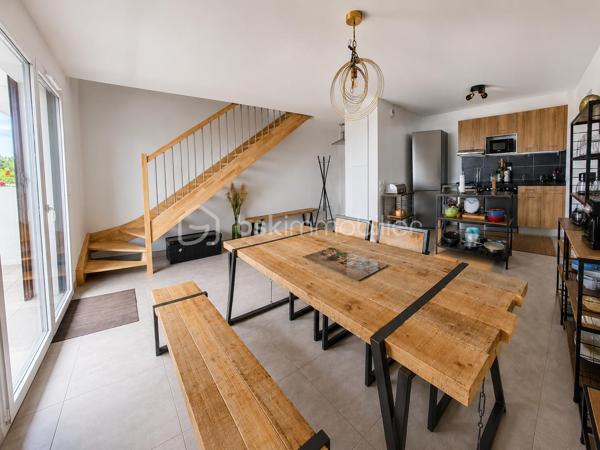 Il y a des biens qu'on visite et qu'on oublie. Et puis il y a celui-là.

Dernier étage. Duplex. Terrasse de 43 m² ouverte sur l'horizon. À cinq cents mètres de la plage. 
Sur le littoral héraultais, ce type de réunion ne se présente pas souvent, et quand ça arrive, ça ne reste pas longtemps sur le marché.

À la limite de Sérignan et de Valras-Plage, dans une résidence récente et soignée, cet appartement T4 de 113 m² habitables occupe les deux derniers niveaux. 
Dès qu'on pousse la porte, quelque chose se passe. Les volumes, d'abord. La lumière, ensuite. Et puis cet agencement qui semble avoir été pensé pour qu'on s'y sente bien dès le premier jour.

Au niveau inférieur s'articule une belle pièce de vie avec cuisine ouverte, salle à manger, deux chambres avec accès extérieur, salle de bain, WC séparé et cellier. 
Tout y est. Rien ne manque. On monte.

À l'étage, un salon indépendant, un vrai espace à soi: pour souffler, lire, regarder la nuit tomber. 
Il s'ouvre directement sur la terrasse principale, et c'est là que le bien bascule dans une autre catégorie. 

La suite parentale complète ce niveau : dressing, salle d'eau privative, WC : un cocon.

La terrasse de 43 m², en partie couverte, sans aucun vis-à-vis : ce n'est pas un extérieur, c'est une pièce supplémentaire à ciel ouvert: table pour dîner dehors, transat pour les matins calmes, apéros qui s'étirent jusqu'à la nuit, elle absorbe tout, accueille tout. 

Et depuis là-haut, la vue se déploie librement : un aperçu de mer, et par temps clair, le regard file jusqu'aux crêtes des Pyrénées Catalanes et au massif du Canigou. Ce genre de panorama, ça change une journée, ça change une vie.

Trois terrasses au total pour près de 62 m² d'extérieurs. 

Piscine dans la résidence. Place de stationnement privative. Local à vélos sécurisé. Commerces, médecins, restaurants et plage à pied. 

Rare. Le mot est souvent galvaudé dans l'immobilier. Pas ici.

La cerise sur le gâteau : il est vendu entièrement meublé et équipé.
Venez poser vos valises !