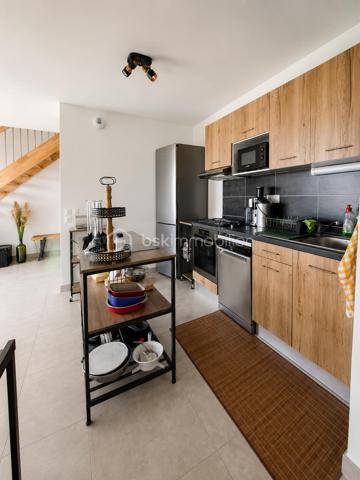Il y a des biens qu'on visite et qu'on oublie. Et puis il y a celui-là.

Dernier étage. Duplex. Terrasse de 43 m² ouverte sur l'horizon. À cinq cents mètres de la plage. 
Sur le littoral héraultais, ce type de réunion ne se présente pas souvent, et quand ça arrive, ça ne reste pas longtemps sur le marché.

À la limite de Sérignan et de Valras-Plage, dans une résidence récente et soignée, cet appartement T4 de 113 m² habitables occupe les deux derniers niveaux. 
Dès qu'on pousse la porte, quelque chose se passe. Les volumes, d'abord. La lumière, ensuite. Et puis cet agencement qui semble avoir été pensé pour qu'on s'y sente bien dès le premier jour.

Au niveau inférieur s'articule une belle pièce de vie avec cuisine ouverte, salle à manger, deux chambres avec accès extérieur, salle de bain, WC séparé et cellier. 
Tout y est. Rien ne manque. On monte.

À l'étage, un salon indépendant, un vrai espace à soi: pour souffler, lire, regarder la nuit tomber. 
Il s'ouvre directement sur la terrasse principale, et c'est là que le bien bascule dans une autre catégorie. 

La suite parentale complète ce niveau : dressing, salle d'eau privative, WC : un cocon.

La terrasse de 43 m², en partie couverte, sans aucun vis-à-vis : ce n'est pas un extérieur, c'est une pièce supplémentaire à ciel ouvert: table pour dîner dehors, transat pour les matins calmes, apéros qui s'étirent jusqu'à la nuit, elle absorbe tout, accueille tout. 

Et depuis là-haut, la vue se déploie librement : un aperçu de mer, et par temps clair, le regard file jusqu'aux crêtes des Pyrénées Catalanes et au massif du Canigou. Ce genre de panorama, ça change une journée, ça change une vie.

Trois terrasses au total pour près de 62 m² d'extérieurs. 

Piscine dans la résidence. Place de stationnement privative. Local à vélos sécurisé. Commerces, médecins, restaurants et plage à pied. 

Rare. Le mot est souvent galvaudé dans l'immobilier. Pas ici.

La cerise sur le gâteau : il est vendu entièrement meublé et équipé.
Venez poser vos valises !