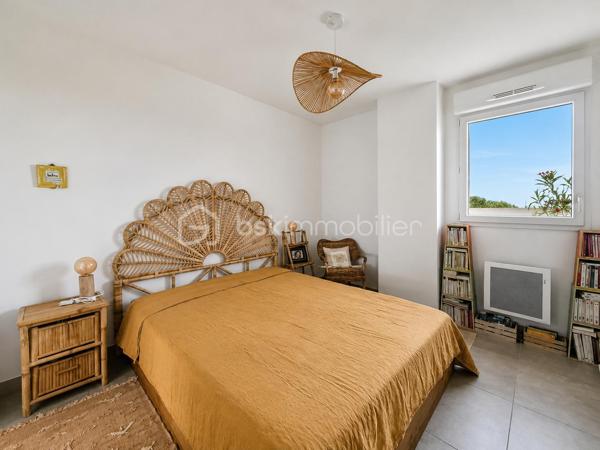 Il y a des biens qu'on visite et qu'on oublie. Et puis il y a celui-là.

Dernier étage. Duplex. Terrasse de 43 m² ouverte sur l'horizon. À cinq cents mètres de la plage. 
Sur le littoral héraultais, ce type de réunion ne se présente pas souvent, et quand ça arrive, ça ne reste pas longtemps sur le marché.

À la limite de Sérignan et de Valras-Plage, dans une résidence récente et soignée, cet appartement T4 de 113 m² habitables occupe les deux derniers niveaux. 
Dès qu'on pousse la porte, quelque chose se passe. Les volumes, d'abord. La lumière, ensuite. Et puis cet agencement qui semble avoir été pensé pour qu'on s'y sente bien dès le premier jour.

Au niveau inférieur s'articule une belle pièce de vie avec cuisine ouverte, salle à manger, deux chambres avec accès extérieur, salle de bain, WC séparé et cellier. 
Tout y est. Rien ne manque. On monte.

À l'étage, un salon indépendant, un vrai espace à soi: pour souffler, lire, regarder la nuit tomber. 
Il s'ouvre directement sur la terrasse principale, et c'est là que le bien bascule dans une autre catégorie. 

La suite parentale complète ce niveau : dressing, salle d'eau privative, WC : un cocon.

La terrasse de 43 m², en partie couverte, sans aucun vis-à-vis : ce n'est pas un extérieur, c'est une pièce supplémentaire à ciel ouvert: table pour dîner dehors, transat pour les matins calmes, apéros qui s'étirent jusqu'à la nuit, elle absorbe tout, accueille tout. 

Et depuis là-haut, la vue se déploie librement : un aperçu de mer, et par temps clair, le regard file jusqu'aux crêtes des Pyrénées Catalanes et au massif du Canigou. Ce genre de panorama, ça change une journée, ça change une vie.

Trois terrasses au total pour près de 62 m² d'extérieurs. 

Piscine dans la résidence. Place de stationnement privative. Local à vélos sécurisé. Commerces, médecins, restaurants et plage à pied. 

Rare. Le mot est souvent galvaudé dans l'immobilier. Pas ici.

La cerise sur le gâteau : il est vendu entièrement meublé et équipé.
Venez poser vos valises !