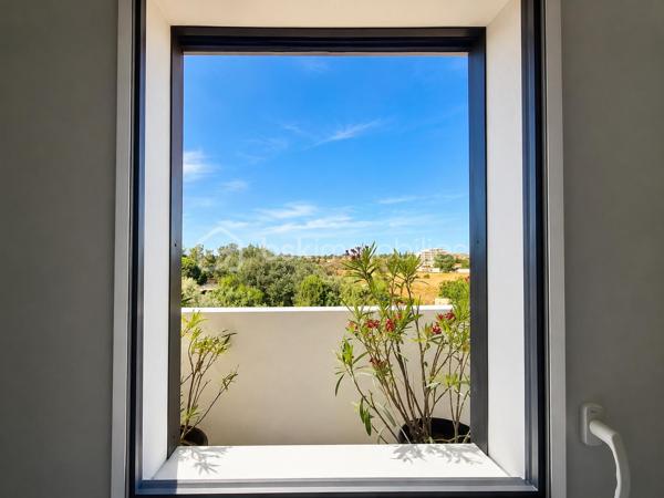 Il y a des biens qu'on visite et qu'on oublie. Et puis il y a celui-là.

Dernier étage. Duplex. Terrasse de 43 m² ouverte sur l'horizon. À cinq cents mètres de la plage. 
Sur le littoral héraultais, ce type de réunion ne se présente pas souvent, et quand ça arrive, ça ne reste pas longtemps sur le marché.

À la limite de Sérignan et de Valras-Plage, dans une résidence récente et soignée, cet appartement T4 de 113 m² habitables occupe les deux derniers niveaux. 
Dès qu'on pousse la porte, quelque chose se passe. Les volumes, d'abord. La lumière, ensuite. Et puis cet agencement qui semble avoir été pensé pour qu'on s'y sente bien dès le premier jour.

Au niveau inférieur s'articule une belle pièce de vie avec cuisine ouverte, salle à manger, deux chambres avec accès extérieur, salle de bain, WC séparé et cellier. 
Tout y est. Rien ne manque. On monte.

À l'étage, un salon indépendant, un vrai espace à soi: pour souffler, lire, regarder la nuit tomber. 
Il s'ouvre directement sur la terrasse principale, et c'est là que le bien bascule dans une autre catégorie. 

La suite parentale complète ce niveau : dressing, salle d'eau privative, WC : un cocon.

La terrasse de 43 m², en partie couverte, sans aucun vis-à-vis : ce n'est pas un extérieur, c'est une pièce supplémentaire à ciel ouvert: table pour dîner dehors, transat pour les matins calmes, apéros qui s'étirent jusqu'à la nuit, elle absorbe tout, accueille tout. 

Et depuis là-haut, la vue se déploie librement : un aperçu de mer, et par temps clair, le regard file jusqu'aux crêtes des Pyrénées Catalanes et au massif du Canigou. Ce genre de panorama, ça change une journée, ça change une vie.

Trois terrasses au total pour près de 62 m² d'extérieurs. 

Piscine dans la résidence. Place de stationnement privative. Local à vélos sécurisé. Commerces, médecins, restaurants et plage à pied. 

Rare. Le mot est souvent galvaudé dans l'immobilier. Pas ici.

La cerise sur le gâteau : il est vendu entièrement meublé et équipé.
Venez poser vos valises !