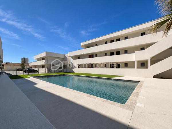 Il y a des biens qu'on visite et qu'on oublie. Et puis il y a celui-là.

Dernier étage. Duplex. Terrasse de 43 m² ouverte sur l'horizon. À cinq cents mètres de la plage. 
Sur le littoral héraultais, ce type de réunion ne se présente pas souvent, et quand ça arrive, ça ne reste pas longtemps sur le marché.

À la limite de Sérignan et de Valras-Plage, dans une résidence récente et soignée, cet appartement T4 de 113 m² habitables occupe les deux derniers niveaux. 
Dès qu'on pousse la porte, quelque chose se passe. Les volumes, d'abord. La lumière, ensuite. Et puis cet agencement qui semble avoir été pensé pour qu'on s'y sente bien dès le premier jour.

Au niveau inférieur s'articule une belle pièce de vie avec cuisine ouverte, salle à manger, deux chambres avec accès extérieur, salle de bain, WC séparé et cellier. 
Tout y est. Rien ne manque. On monte.

À l'étage, un salon indépendant, un vrai espace à soi: pour souffler, lire, regarder la nuit tomber. 
Il s'ouvre directement sur la terrasse principale, et c'est là que le bien bascule dans une autre catégorie. 

La suite parentale complète ce niveau : dressing, salle d'eau privative, WC : un cocon.

La terrasse de 43 m², en partie couverte, sans aucun vis-à-vis : ce n'est pas un extérieur, c'est une pièce supplémentaire à ciel ouvert: table pour dîner dehors, transat pour les matins calmes, apéros qui s'étirent jusqu'à la nuit, elle absorbe tout, accueille tout. 

Et depuis là-haut, la vue se déploie librement : un aperçu de mer, et par temps clair, le regard file jusqu'aux crêtes des Pyrénées Catalanes et au massif du Canigou. Ce genre de panorama, ça change une journée, ça change une vie.

Trois terrasses au total pour près de 62 m² d'extérieurs. 

Piscine dans la résidence. Place de stationnement privative. Local à vélos sécurisé. Commerces, médecins, restaurants et plage à pied. 

Rare. Le mot est souvent galvaudé dans l'immobilier. Pas ici.

La cerise sur le gâteau : il est vendu entièrement meublé et équipé.
Venez poser vos valises !