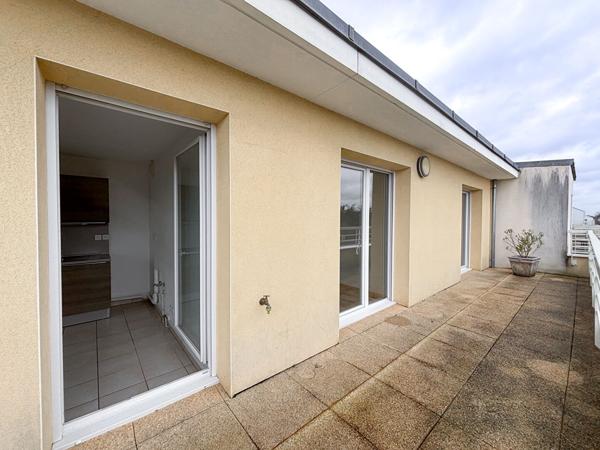 A vendre AVRILLE - Appartement 2 chambres dernier étage avec trois terrasses et garage au coeur du centre d'Avrillé !
