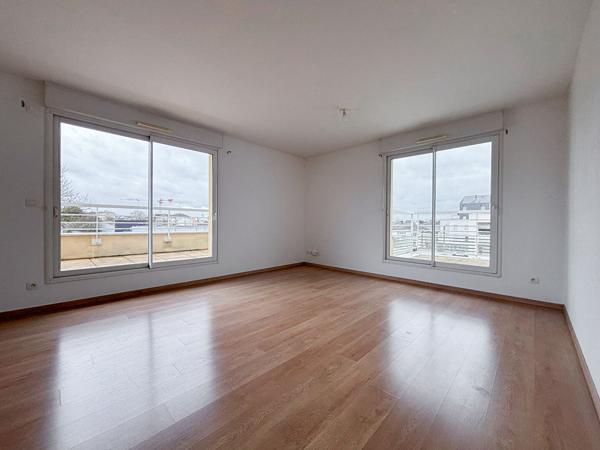 A vendre AVRILLE - Appartement 2 chambres dernier étage avec trois terrasses et garage au coeur du centre d'Avrillé !