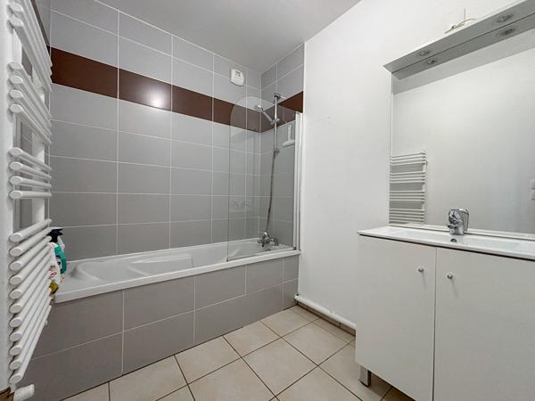 A vendre AVRILLE - Appartement 2 chambres dernier étage avec trois terrasses et garage au coeur du centre d'Avrillé !