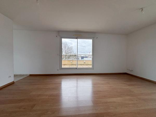 A vendre AVRILLE - Appartement 2 chambres dernier étage avec trois terrasses et garage au coeur du centre d'Avrillé !