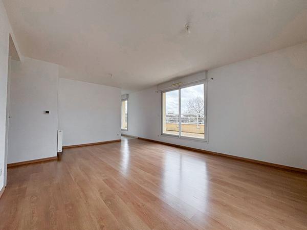A vendre AVRILLE - Appartement 2 chambres dernier étage avec trois terrasses et garage au coeur du centre d'Avrillé !
