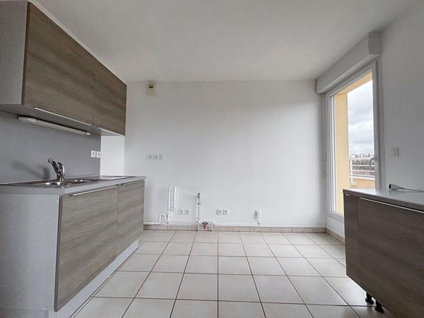 A vendre AVRILLE - Appartement 2 chambres dernier étage avec trois terrasses et garage au coeur du centre d'Avrillé !