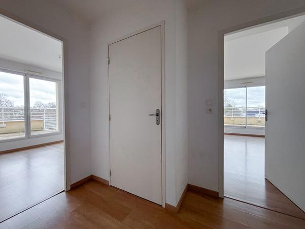 A vendre AVRILLE - Appartement 2 chambres dernier étage avec trois terrasses et garage au coeur du centre d'Avrillé !