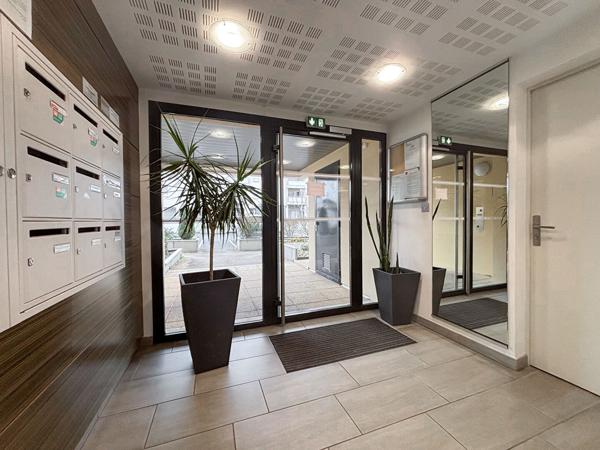 A vendre AVRILLE - Appartement 2 chambres dernier étage avec trois terrasses et garage au coeur du centre d'Avrillé !