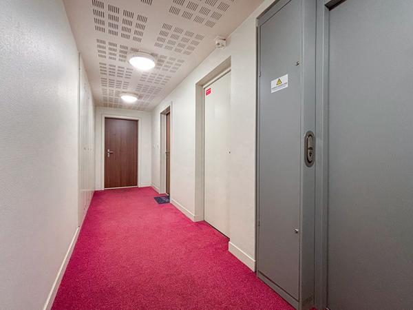 A vendre AVRILLE - Appartement 2 chambres dernier étage avec trois terrasses et garage au coeur du centre d'Avrillé !