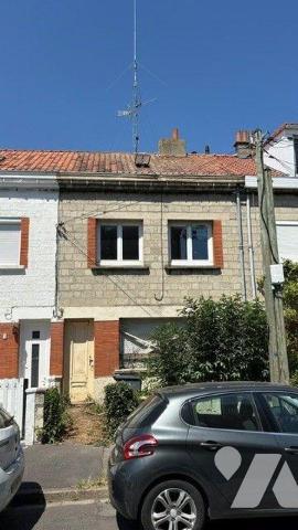FACHES THUMESNIL - Maison de ville mitoyenne comprenant un hall, wc, salon-séjour, cuisine, sal...