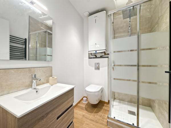 Studio entièrement refais à neuf, meublé équipé au centre de Belleville au calme