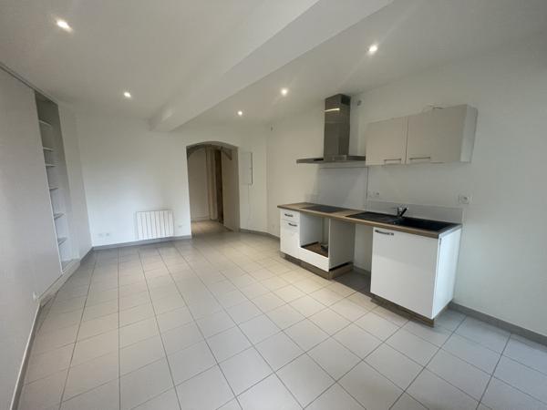 LOCATION 01600 TRVOUX - APPARTEMENT T2 REFAIT A NEUF TREVOUX CENTRE-VILLE ET PROCHES COMMERCES.
