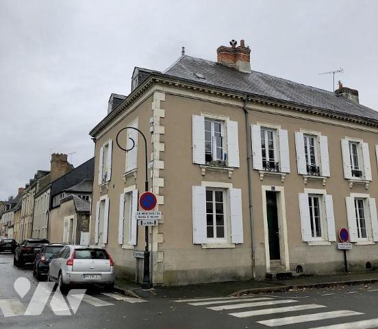 LA FLECHE : MAISON DE VILLE avec cour et garage - VS 1791