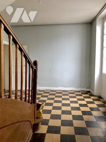 LA FLECHE : MAISON DE VILLE avec cour et garage - VS 1791